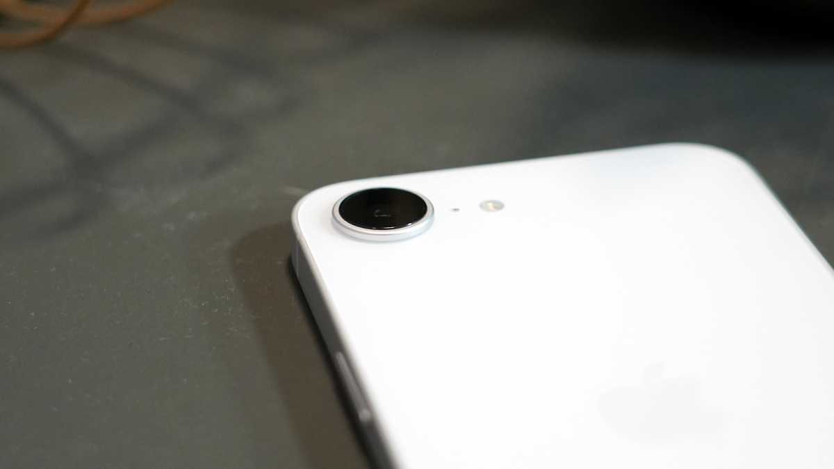 iPhone 16e White Review 3